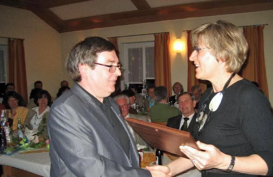 Berta Hiob erhält eine Auszeichnung von Johannes Deppisch