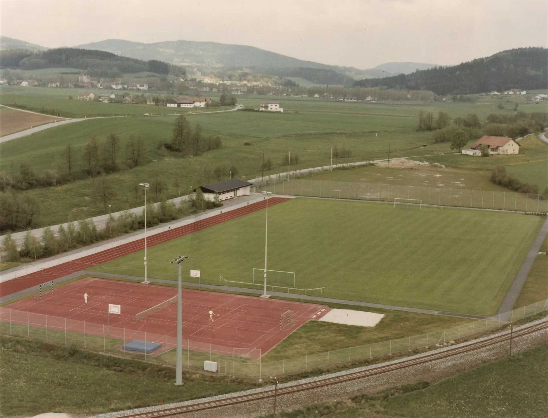 Tennis auf dem Allwetterplatz der Schulsportanlage Willmering, 1970er Jahre