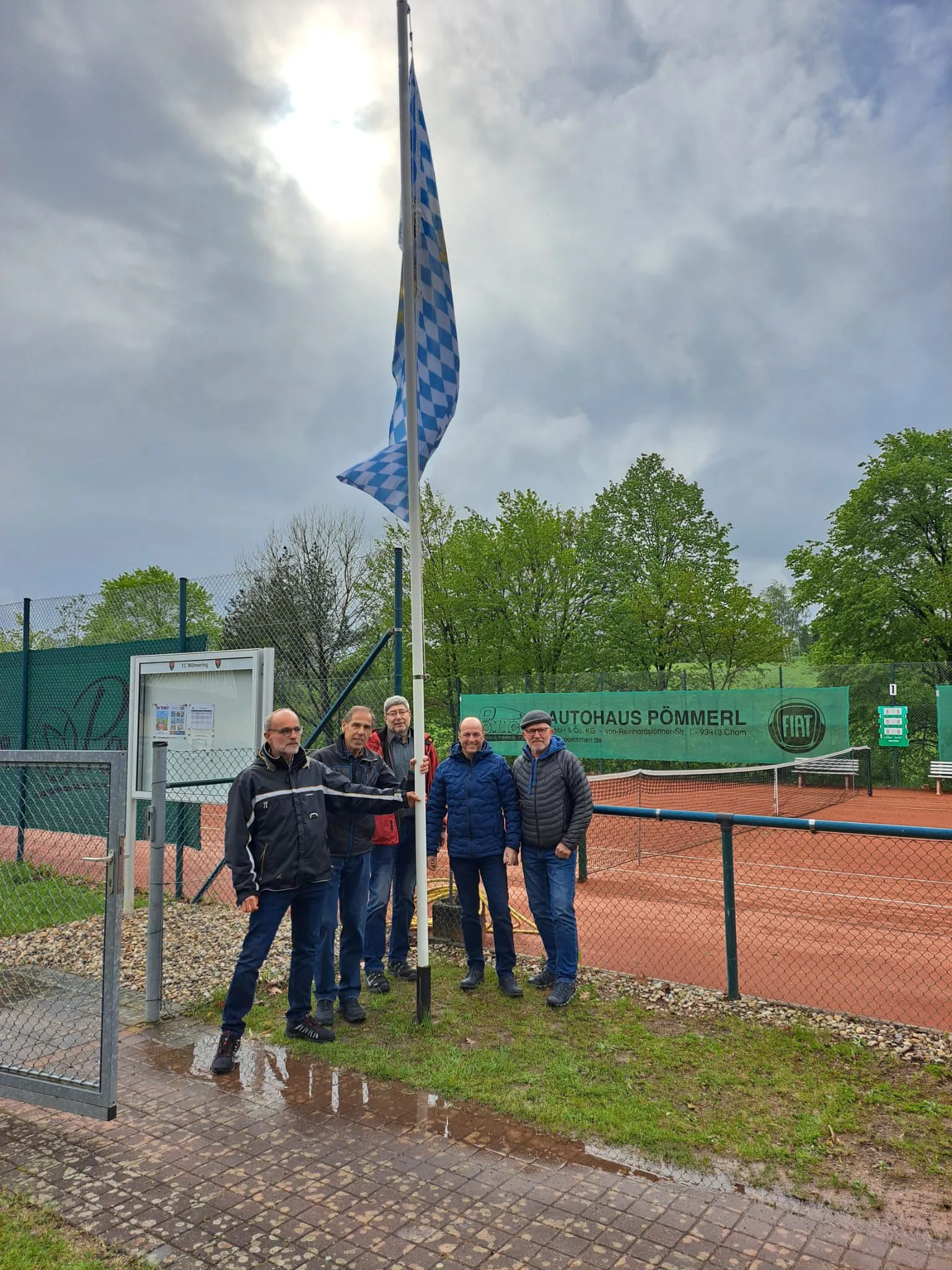 Vorbereitung der Tennisplätze zum Saisonauftakt