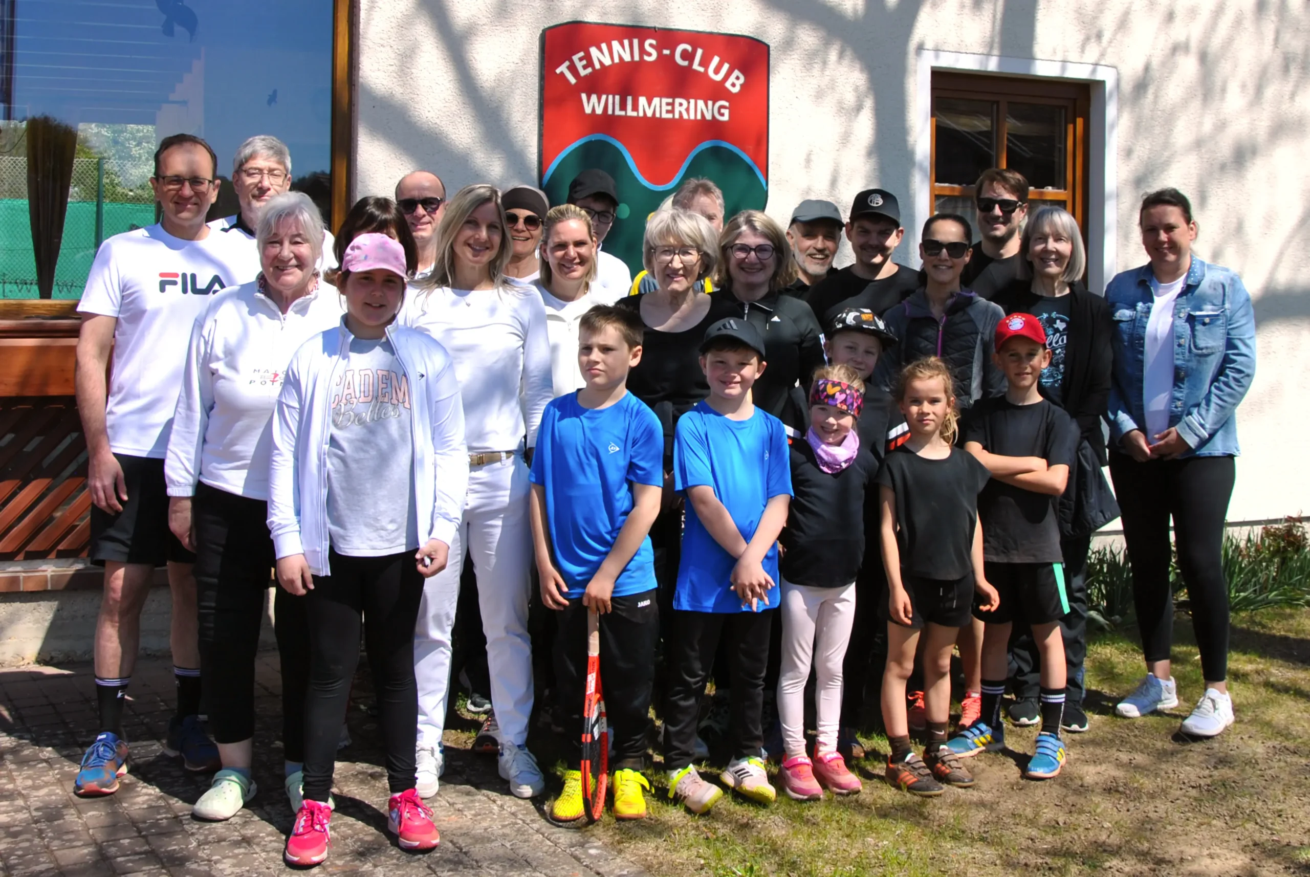 Die Mitglieder des TC Willmering vor dem Vereinsheim